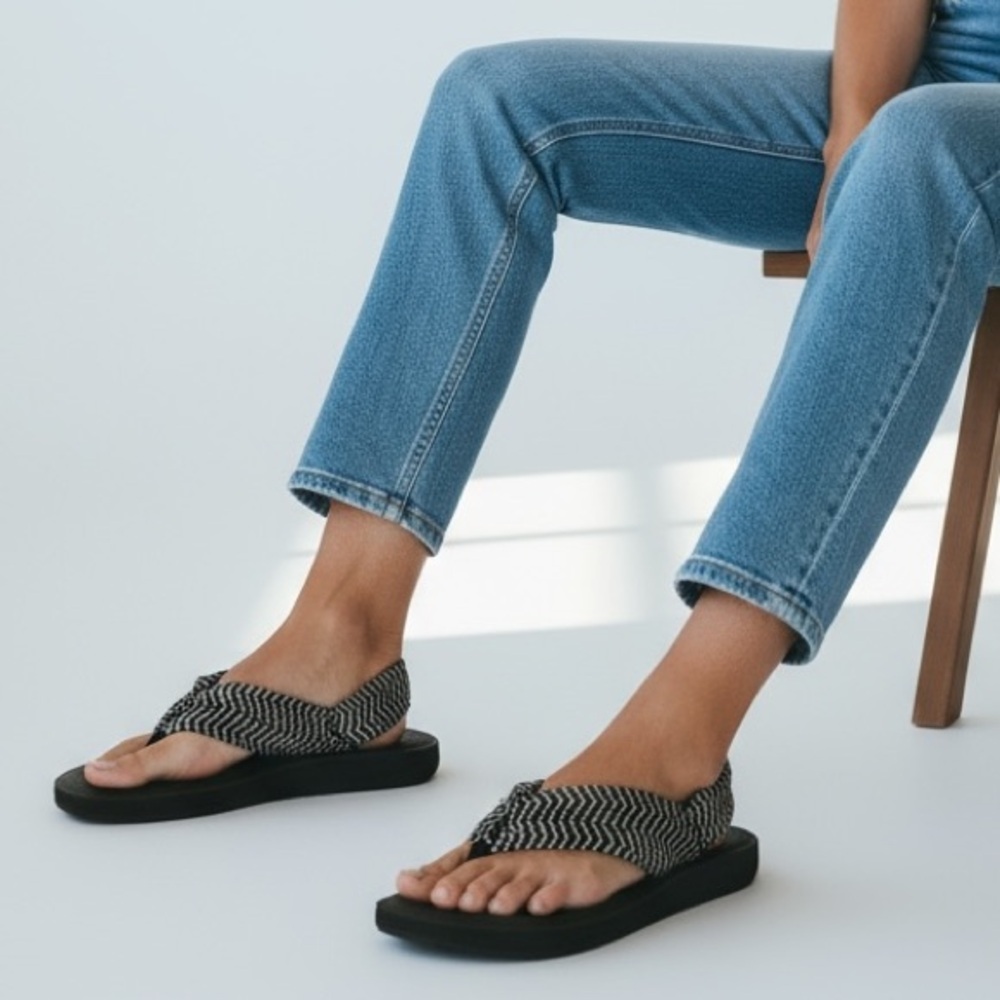 SANUK - STYLE SWS10535 -‎ BLACK / WHITE CHEVRON-LIKE YOGA SANDALS - SIZE 6 - S8